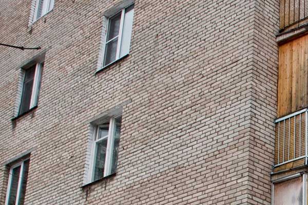 Кирпичный многоэтажный дом